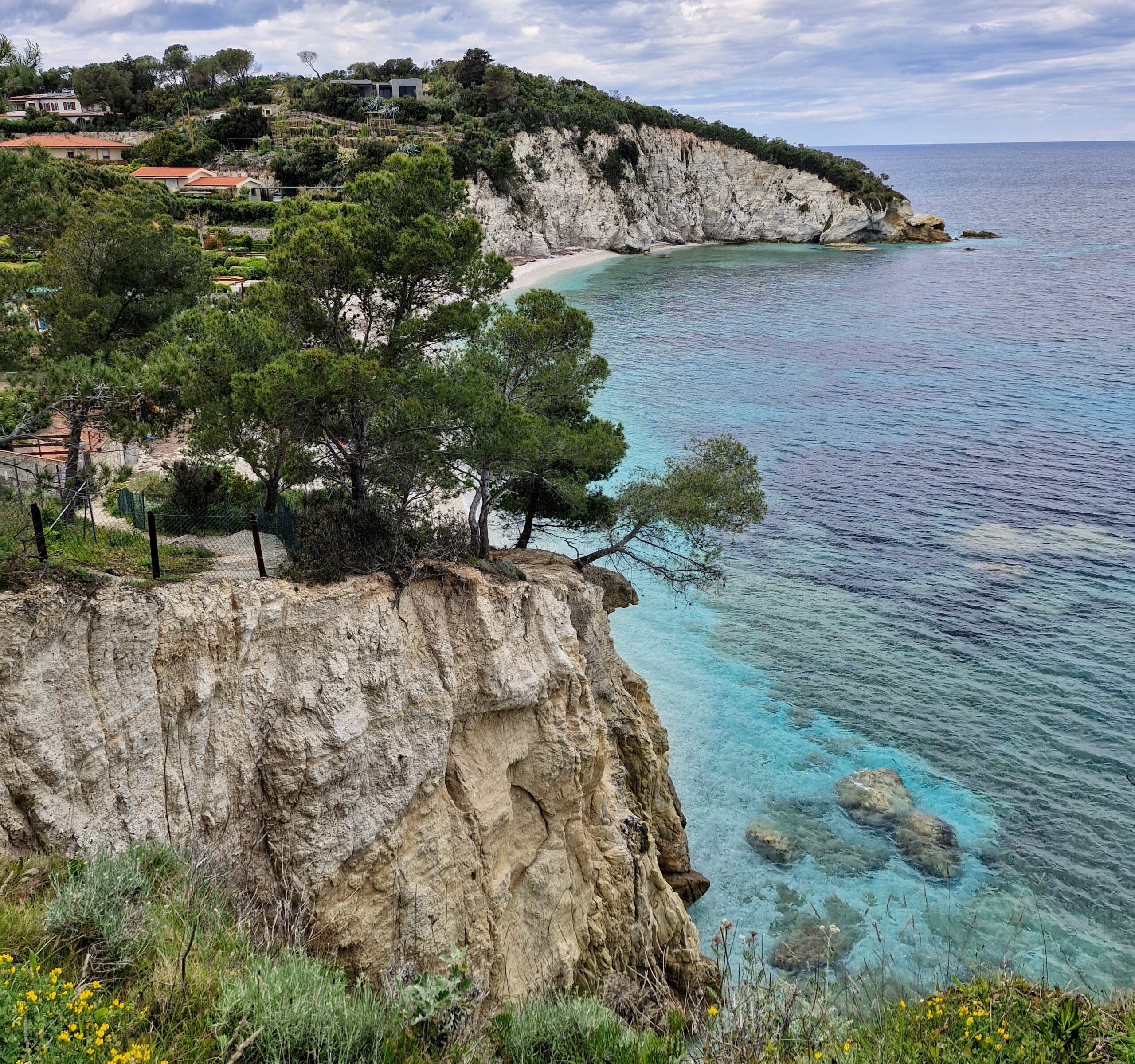 Panoramica delle spiagge del nord all'isola d'Elba durante un'escursione