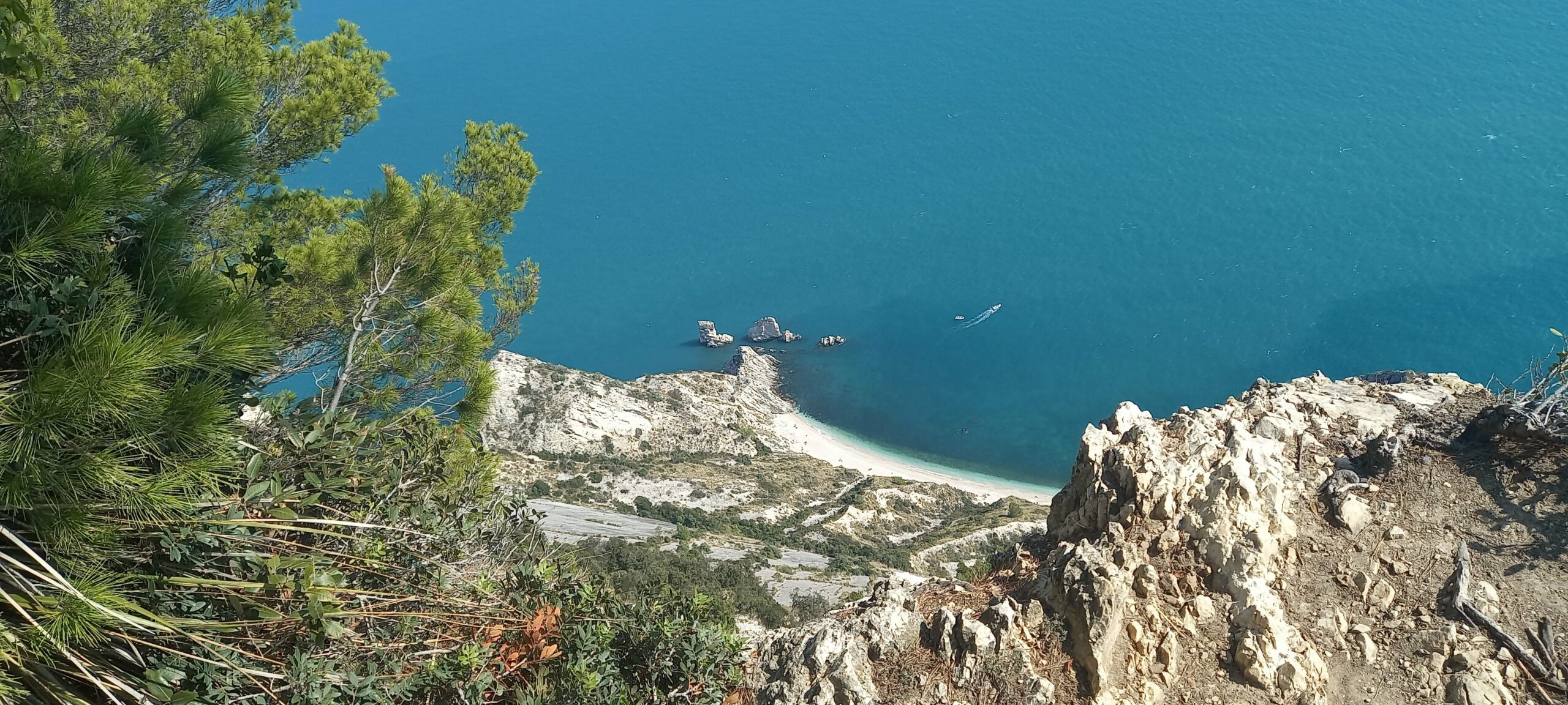 panorama di una spiaggia famosa marchigiana con mare cristallino dall'alto di un monte. Migliori consigli di percorsi di trekking