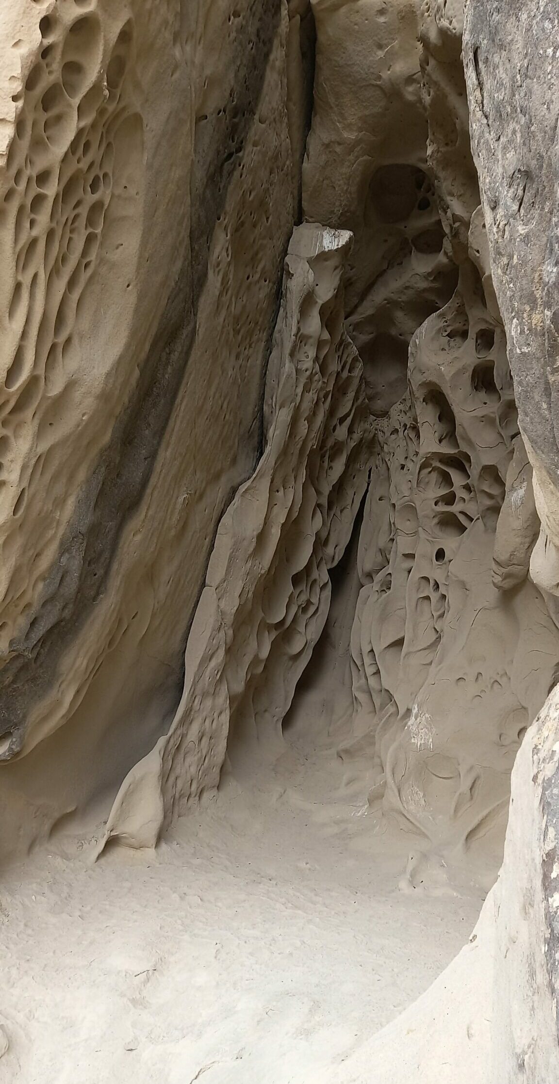 grotta arenaria particolare ed unica nel suo genere. migliori consigli di trekking