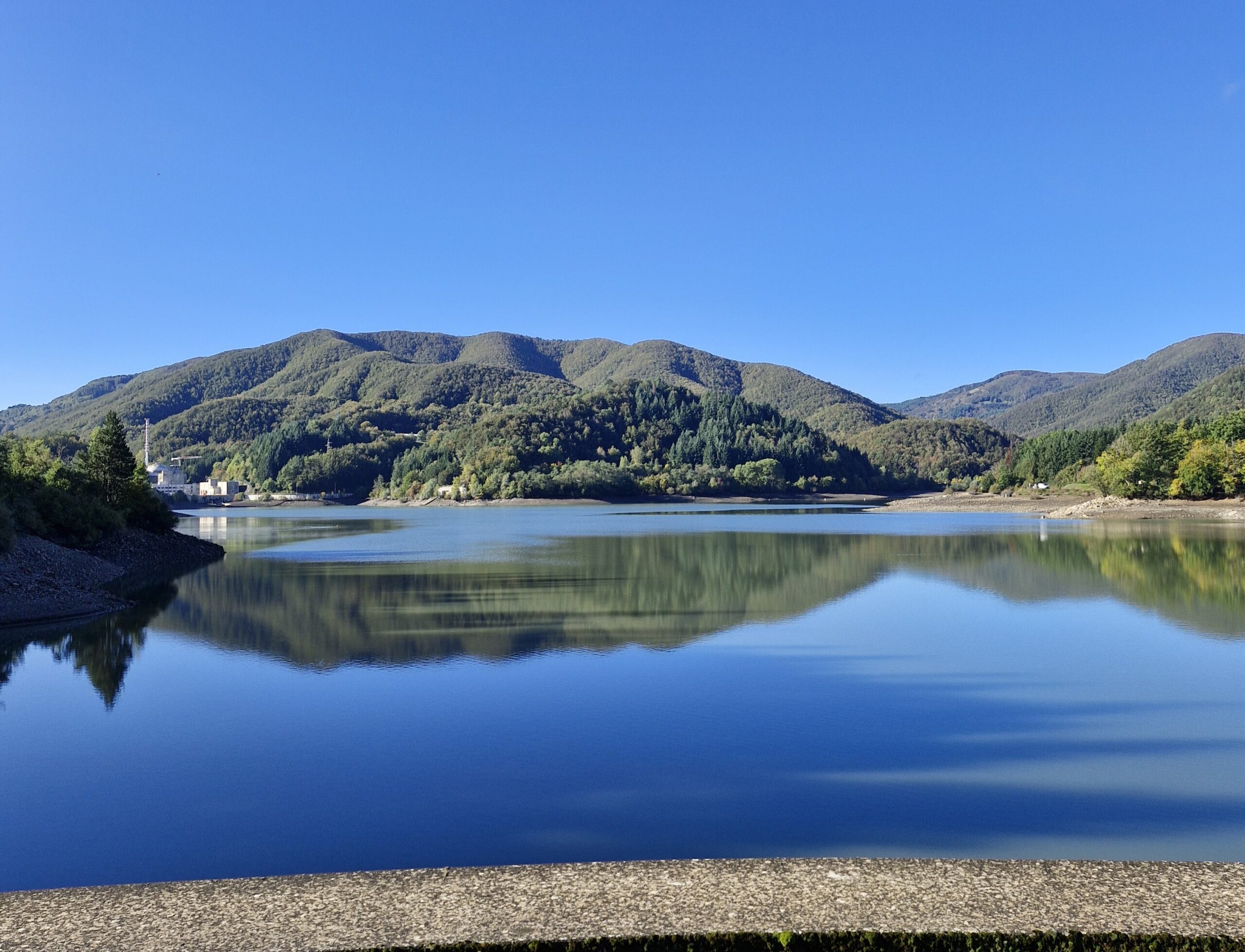 Un bellissimo lago piatto luccicante in ambiente montano appennino tosco emiliano. I migliori sentieri di trekking