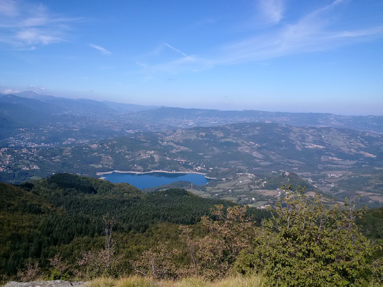 Vista panoramica dall'alto di un monte su un bellissimo paeaggio montano con al centro un lago