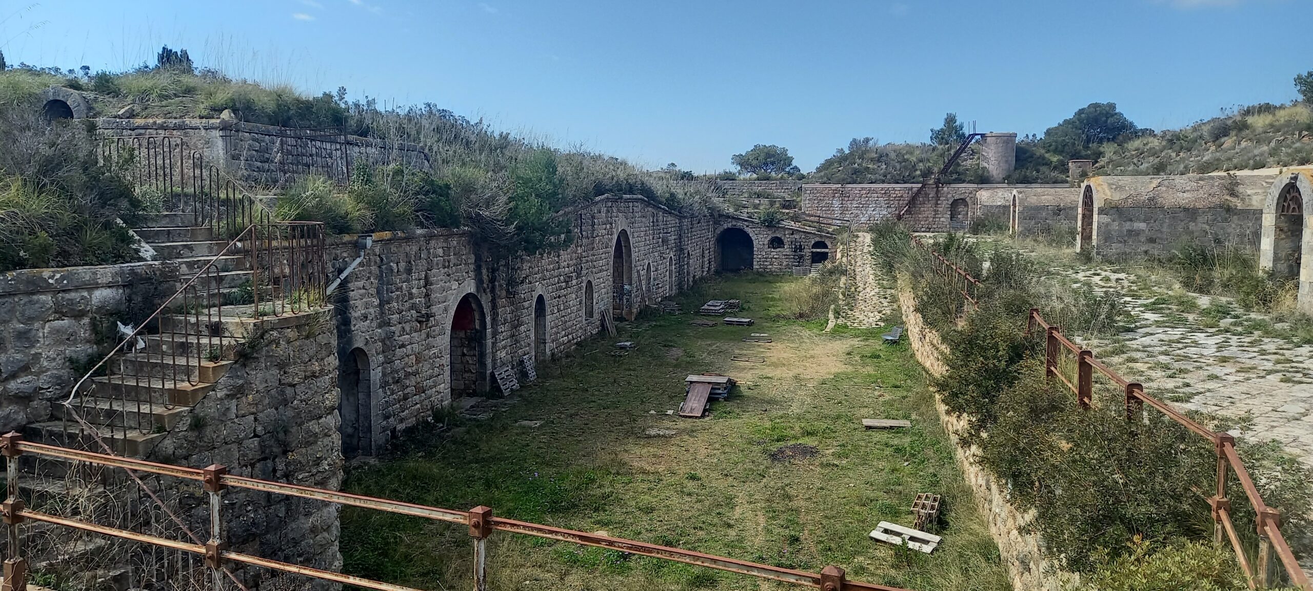 Un forte militare storico abbandonato in disuso al Monte Argentario. I migliori percorsi di trekking