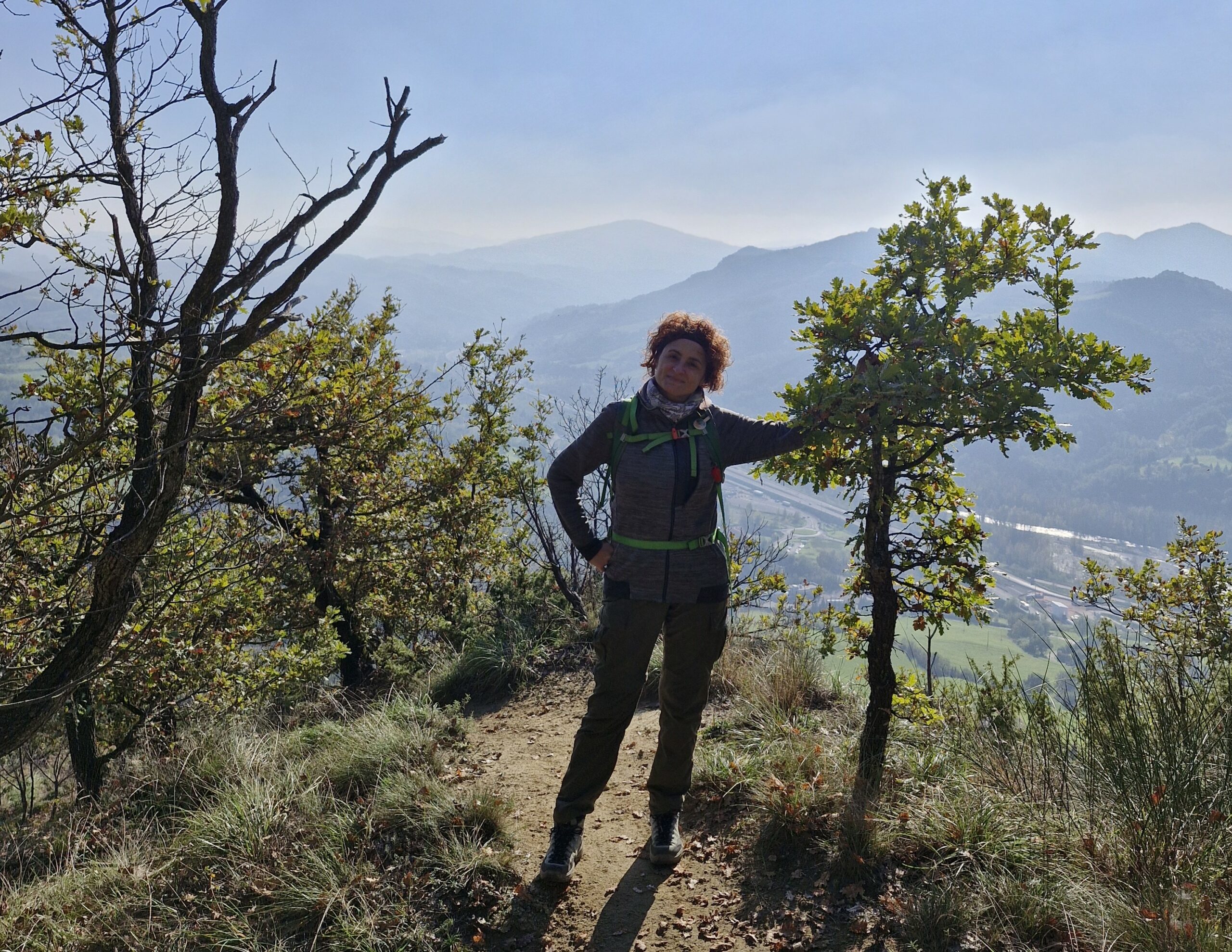 Donna vestita da trekking in cima di un monte su vista panoramica. I migliori consigli di trekking