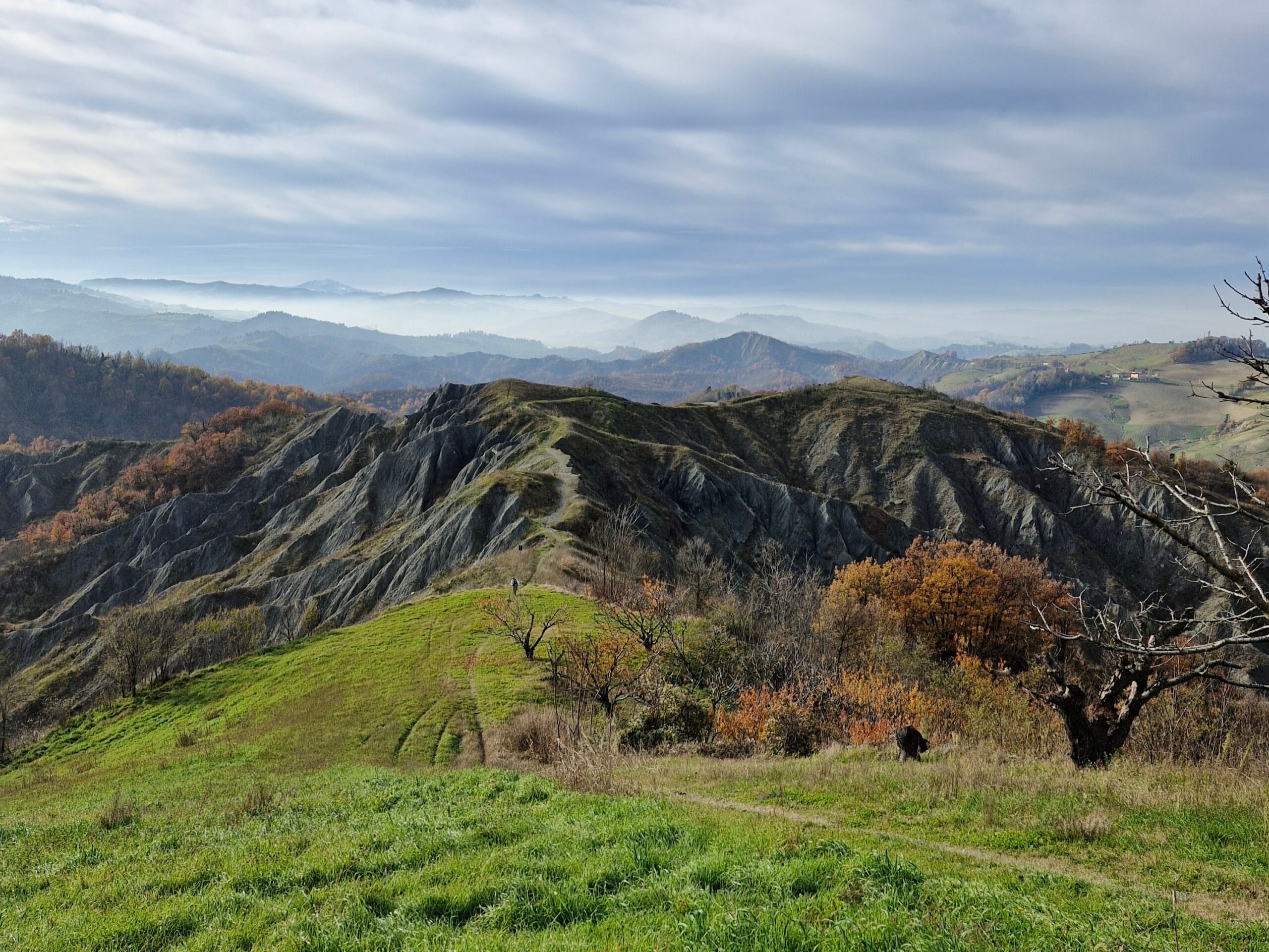 Paesaggio lunare sui colli bolognesi con i bellissimi calanchi. I migliori percorsi di trekking