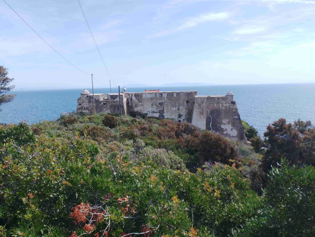 Capo focardo col suo forte, i migliori consigli e percorsi di trekking