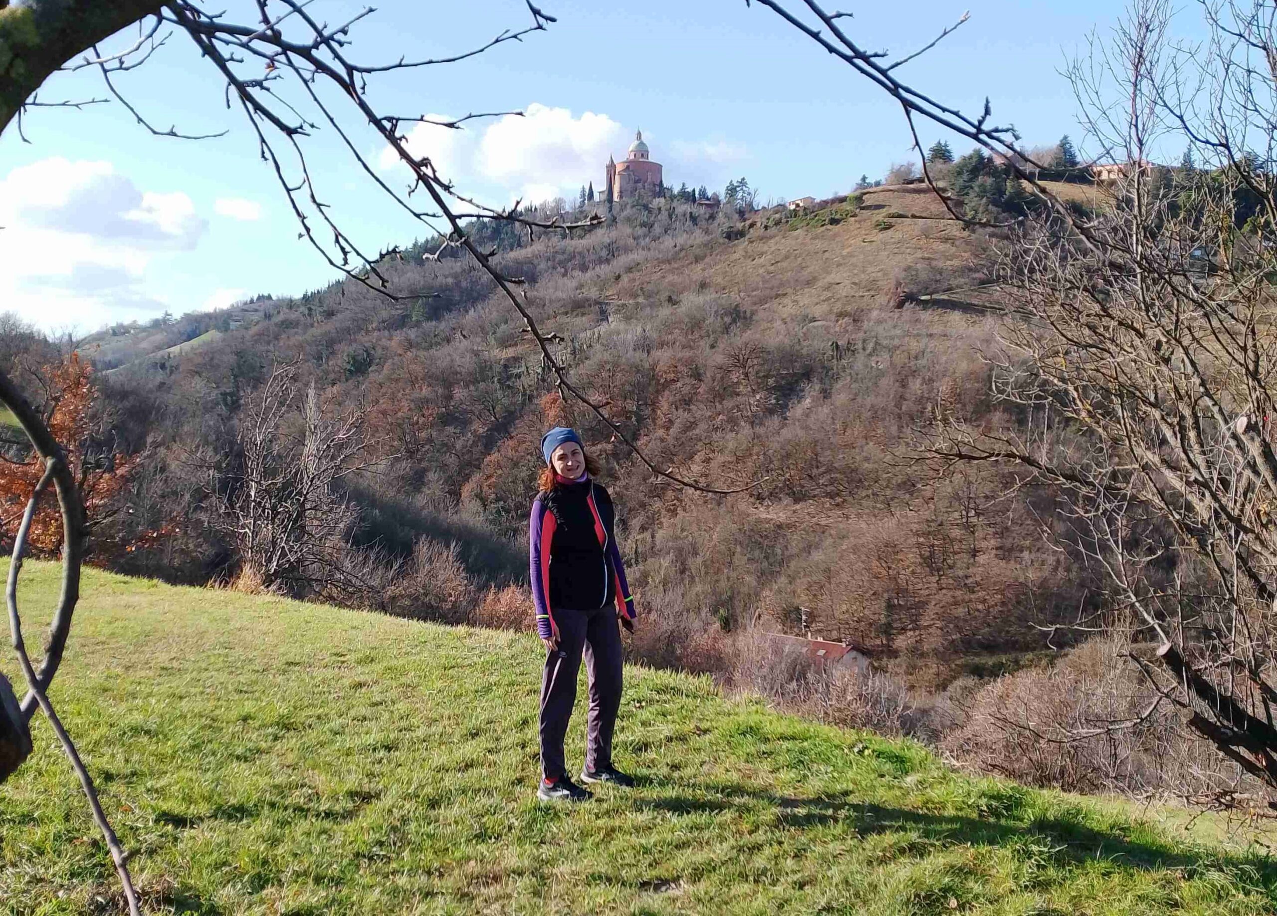 Donna sportiva con vista panoramica di San Luca per i migliori consigli di trekking e percorsi