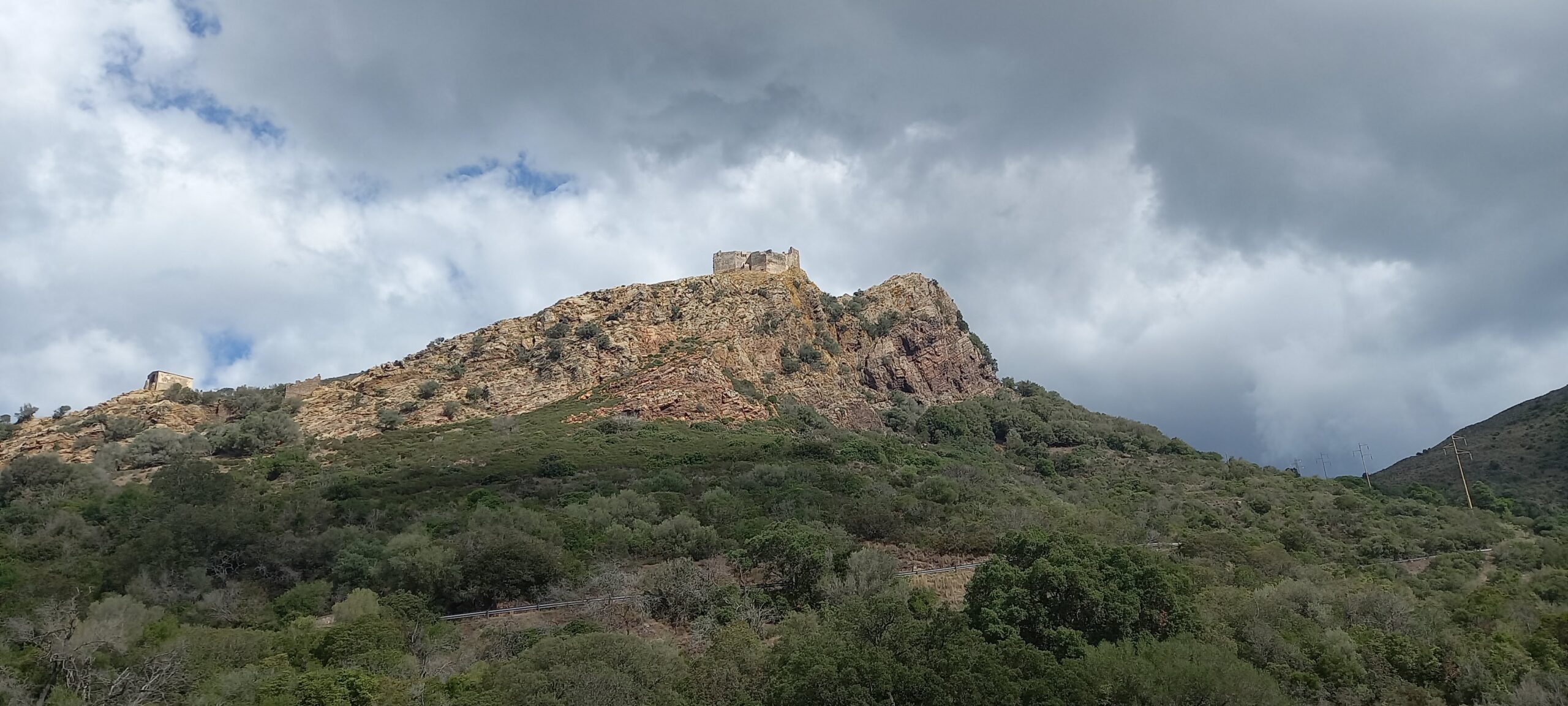 Un paesaggio naturale collinare con al centro una fortezza medioevale in cima ad una collina, I migliori consigli di trekking