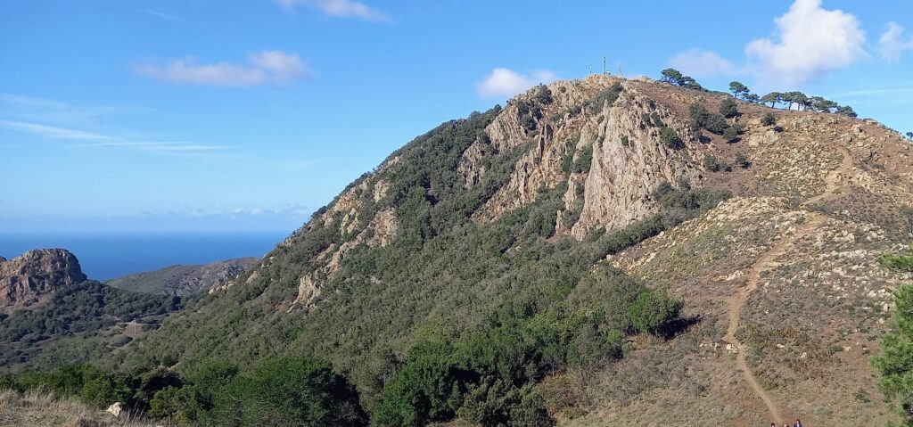 Paesaggio panoramico con montagne e mare, punto strategico per i migliori percorsi di trekking.