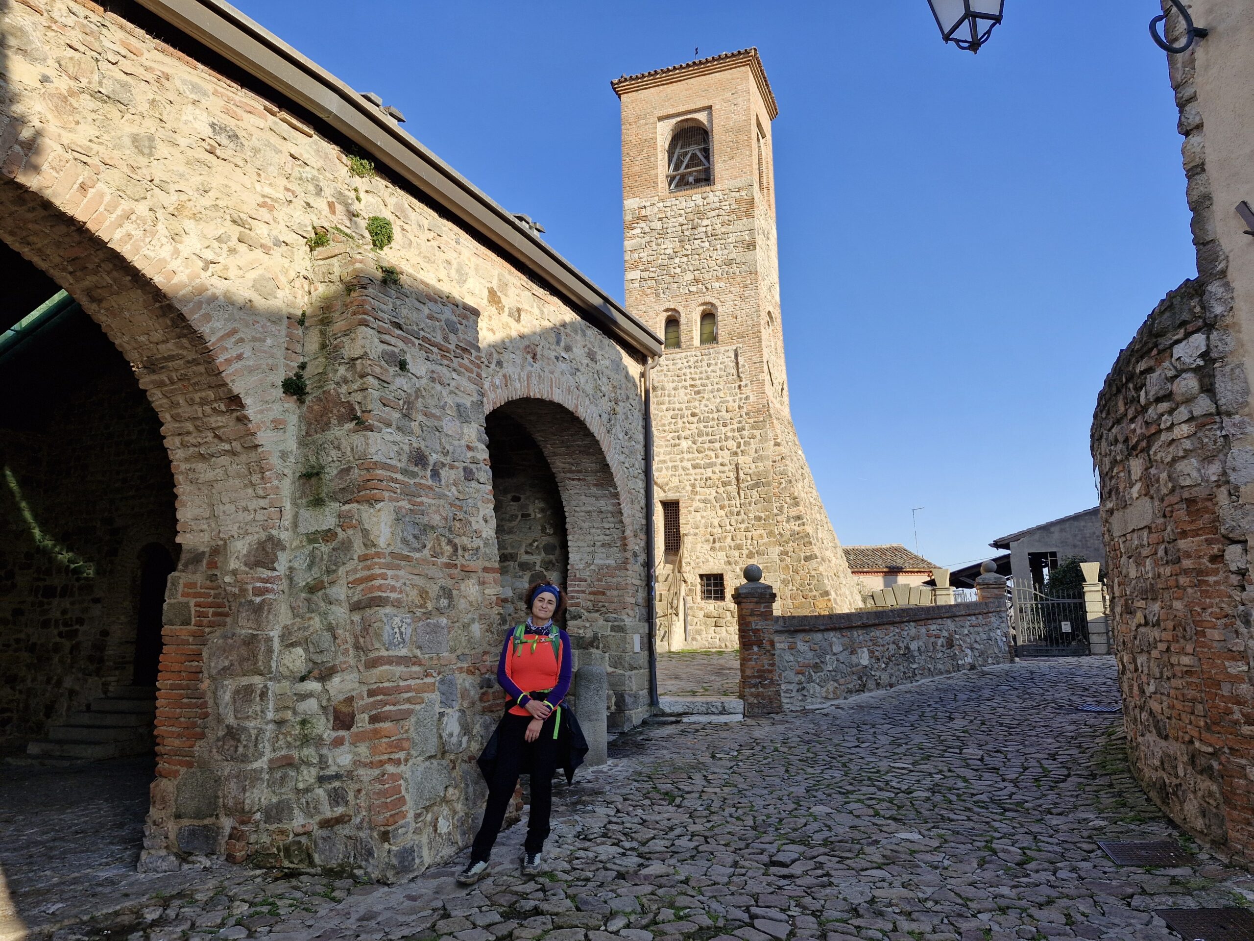 donna vestita da trekking in bellissimo borgo italiano i migliori percorsi di trekking